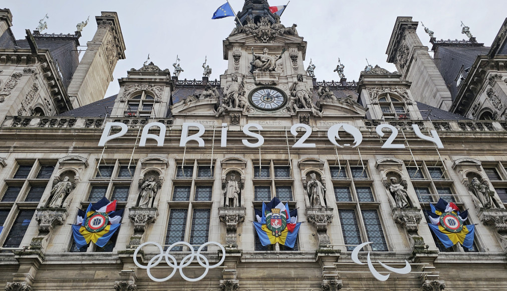 Façade de l’Hôtel de Ville annonçant les Jeux Olympiques de Paris 2024 / ©iStock