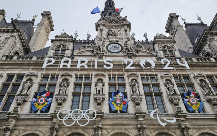 Façade de l’Hôtel de Ville annonçant les Jeux Olympiques de Paris 2024 / ©iStock