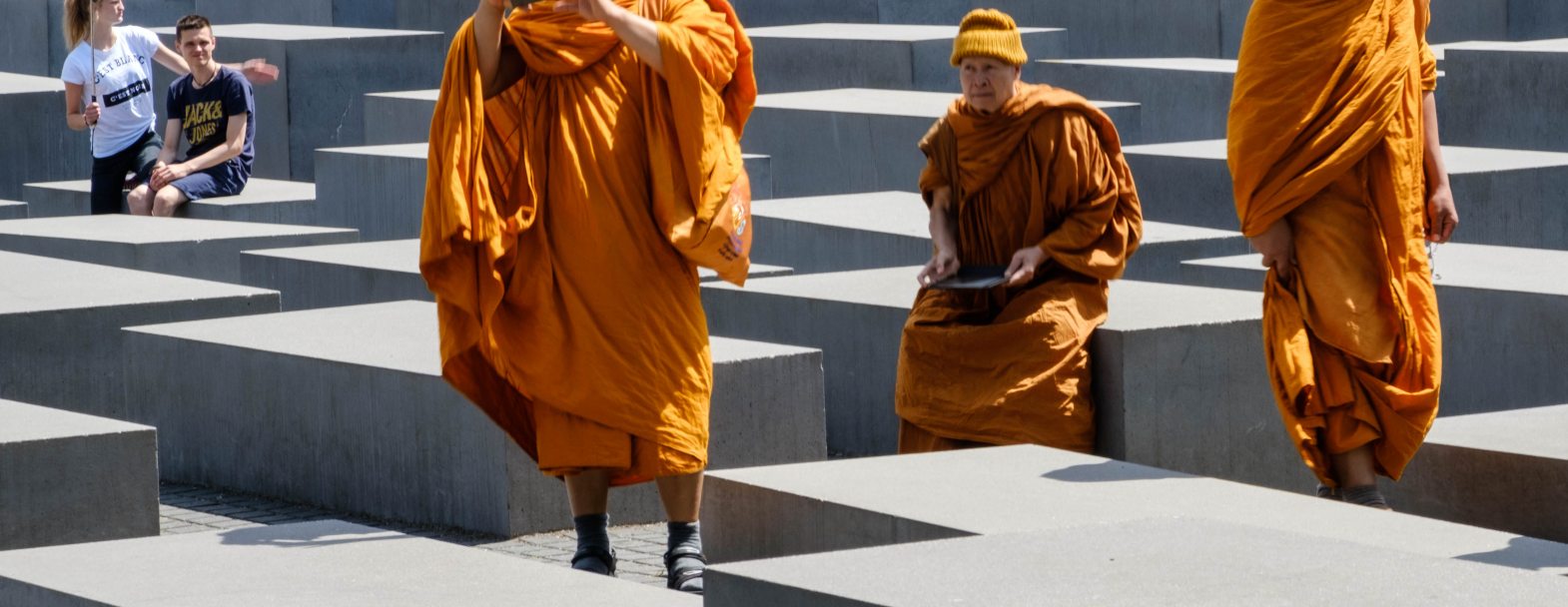 © Istock / hanohiki / Moines bouddhistes visitant le Mémorial de l’Holocauste à Berlin