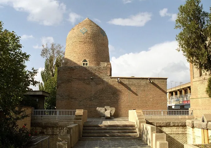 Mausolée de la reine Esther et de son oncle Mordechaï, à Hamedan, l'un des centres de pèlerinage juif les plus importants en Iran. ©Philippe Chavin (Simorg), CC BY-SA 3.0, Wikimedia Commons