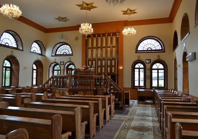 Intérieur de la synagogue des Six Domes à Quba, Azerbaïdjan ©Pinkfloyd1990, CC BY-SA 4.0 Wikimedia Commons