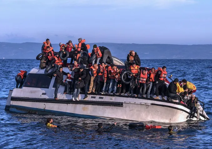 Un bateau de réfugiés syriens et irakiens arrivant à Lesbos en 2015. ©Ggia, CC BY-SA 4.0 Wikimedia Commons