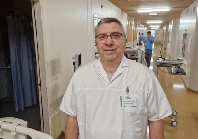 Jean-Charles Mouttet, responsable de lʹaumônerie de lʹHôpital du Jura, dans un couloir de lʹhôpital copyright Matthias Wirz, RTSreligion