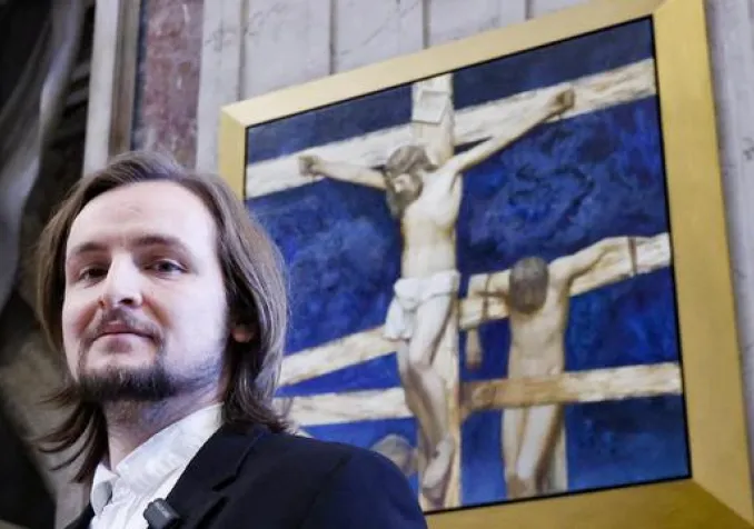 L'artiste suisse Manuel Andreas Dürr pose devant l'une de ses peintures du Chemin de Croix au Vatican. KEYSTONE - FABIO FRUSTACI