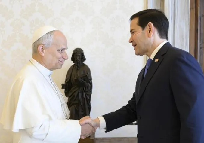 Marco Rubio rencontre le pape Léon XIV en pleine crise USA-Vatican, le 7 mai 2025 au Vatican. KEYSTONE - VATICAN MEDIA HANDOUT