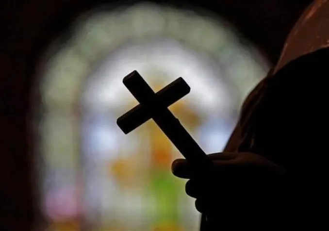 La silhouette d'un crucifix et d'un vitrail à l'intérieur d'une église catholique à La Nouvelle-Orléans, aux Etats-Unis.