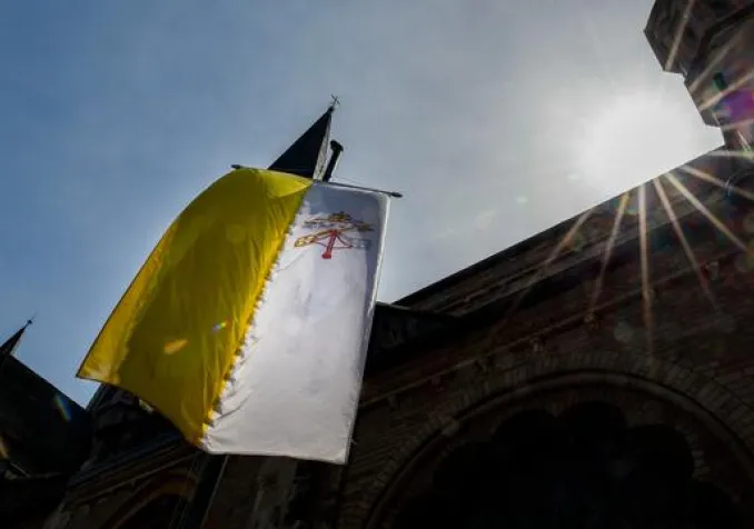 Devant la cathédrale de Bonn, le drapeau jaune et blanc du Vatican flotte à la Pentecôte en signe de solidarité avec le Pape. KEYSTONE - THOMAS BANNEYER