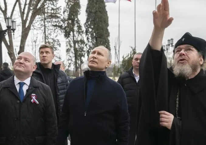 Poutine en visite en Crimée le jour de l'anniversaire de l'annexion Keystone - Kremlin Press via AP