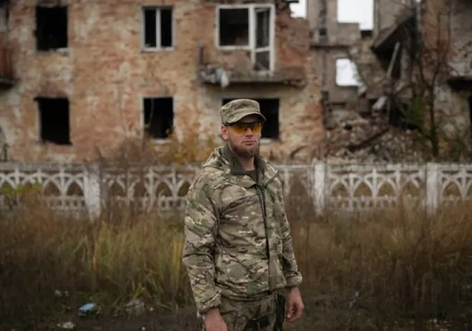 Oleksii Yukov, collecteur de corps ukrainien, pose pour un portrait dans la région de Sloviansk en Ukraine, le 24 octobre 2023. Copyright 2023 The Associated Press. All rights reserved - BRAM JANSSEN