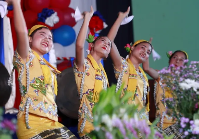 Des femmes de l'ethnie Karen exécutent une danse traditionnelle lors de la cérémonie du nouage des poignets à Rangoun, au Myanmar, le 21 août 2026. KEYSTONE - NYEIN CHAN NAING