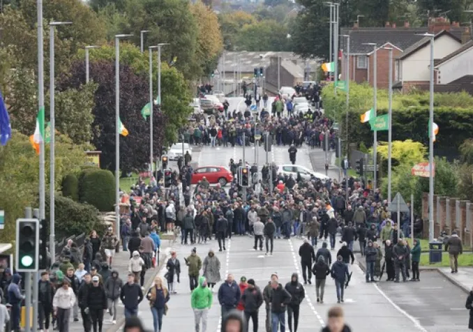Des manifestants bloquant la rue d'un quartier catholique de Portadown, au sud de Belfast, pour bloquer le passage d'un défilé de protestants unionistes. Le 27 septembre 2026. KEYSTONE - PETER MORRISON