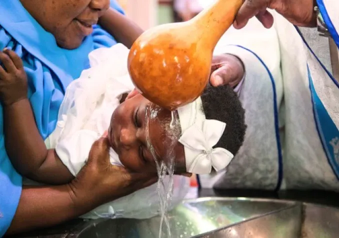 Un prêtre baptise un enfant à la cathédrale catholique romaine de Harare, le 5 avril 2026 Copyright 2026 The Associated Press. All rights reserved. - AARON UFUMELI