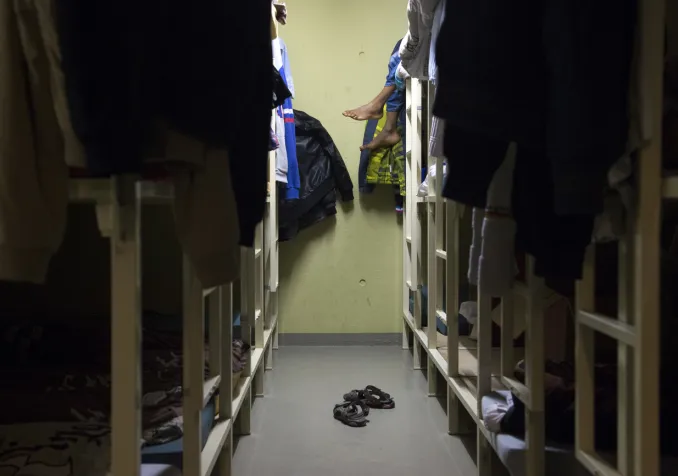 KEYSTONE/Anthony Anex Faire circuler des personnes pour obtenir des documents, effectuer visites médicales et auditions juridiques en période de pandémie est un risque pour toute la population.