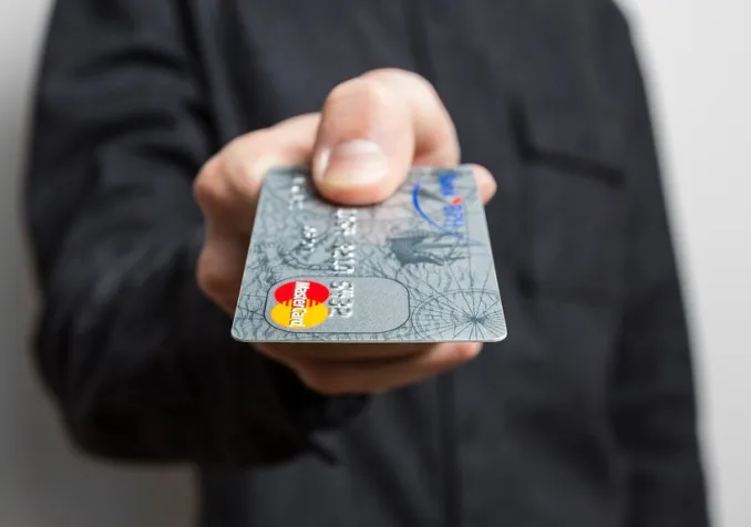 Même pour de petits montants le recours au payement en espèce n’est plus automatique. Un défi pour les Églises? CC(by) CafeCredit.com