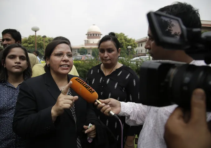 Farha Faiz, avocate à la Cour suprême indienne, s'exprime face aux médias sur la décision de supprimer la pratique du "talaq" © Keystone / AP / Altaf Qadri