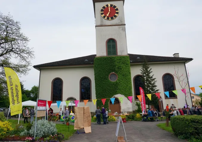 Streetfood, farbige Kirche (c) Werner Näf