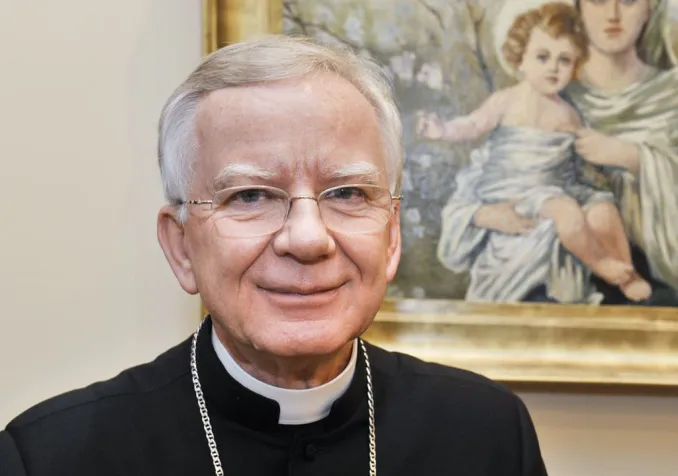 ©Adam Bujak/Wydawnictwo Biały Kruk [Public domain]