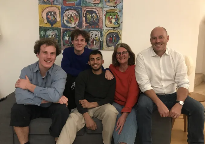 Muneer entouré de Claire, Frédéric et deux de leurs enfants. © DR Muneer entouré de Claire, Frédéric et deux de leurs enfants. © DR