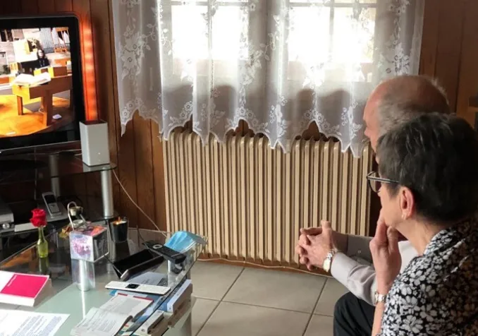 Alice et Georges Dayer suivent la messe d'Hérémence dans leur salon ©Laurence Bolomey/RTSreligion