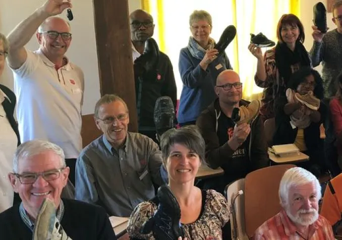 Rencontre entre aumôniers en Suisse romande, où chacun est invité à décrire la chaussure qui symbolise son métier. @Gabrielle Desarzens / RTSreligion