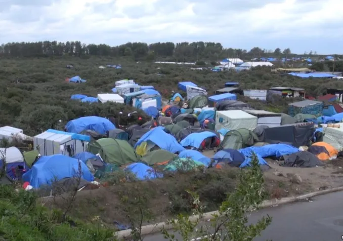 La "jungle de Calais" (photo de 2015) ©VOA-Nicolas Pinault, Public domain, Wikimedia Commons