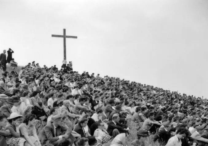 La jeunesse protestante rassemblée sur la colline de Crêt-Bérard en 1950. © Fondation Crêt-Bérard