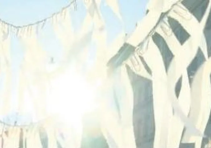 Des banderoles où seront écrits les noms et le contexte de chaque migrant disparu flotteront à Neuchâtel. © Bastien Boesiger