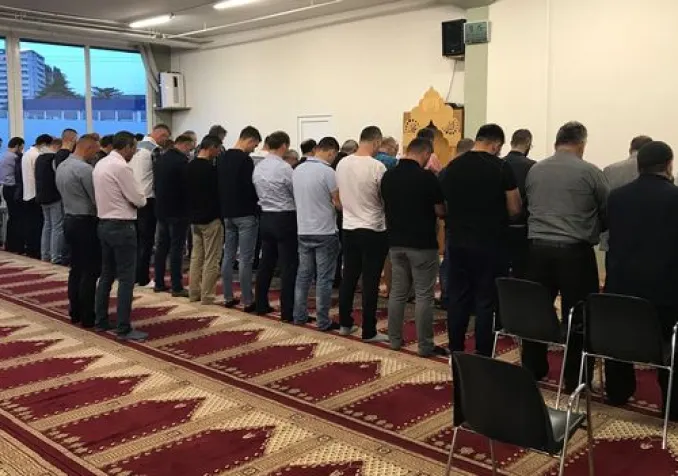 Salle de prière au Centre culturel et religieux albanais de Lausanne ©Guillaume Henchoz/RTSreligion