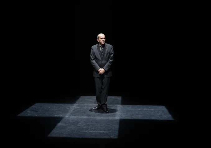 Le comédien Frédéric Landenberg interprète le pasteur Burg ©Xavier Voirol