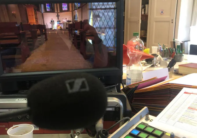 Commentaire d'un culte de derrière un écran ©Médias-pro