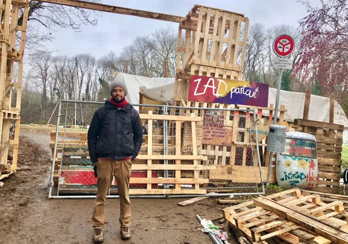 Devant la "Zone à défendre" du Mormont ©Gabrielle Desarzens/RTSreligion