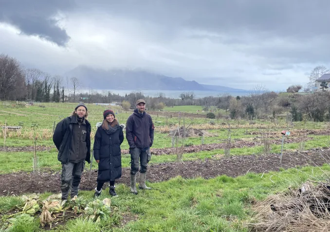 Diary Ratsimanarihaj, ingénieure agronome à Madagascar (au centre) entourée de Pierre-Gilles Sthioul et Antoine Meier, les deux exploitants du domaine de Praz-Bonjour, à Blonay (VD) ©Carole Pirker