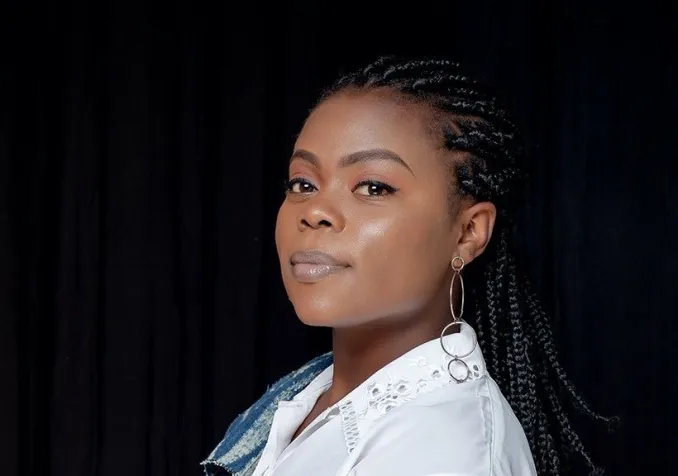 L’auteure, poétesse et slammeuse camerounaise Ernis ©The studio Douala