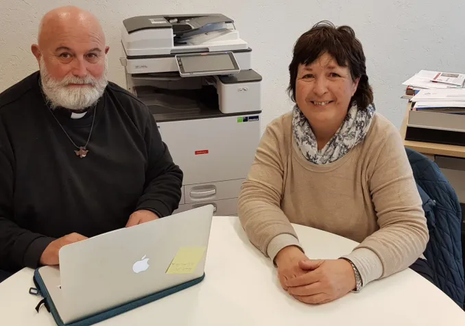 Isabelle Hirt, répondante de l'Unité pastorale de Salève (GE) et l'abbé Gilbert Perrittaz, prêtre administrateur ©Davide Pesenti/RTSreligion