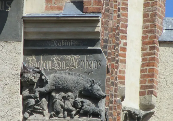 «La truie des juifs», bas-relief sur la façade de l'Eglise de Wittenberg ©Avi1111 Dr. Avishai Teicher, CC BY-SA 4.0 Wikimedia Commons