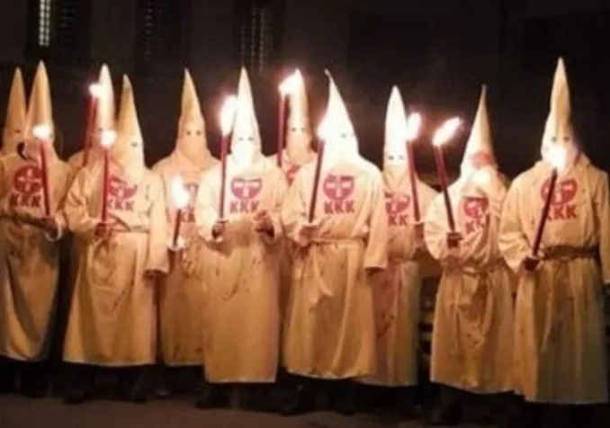 Costumes du KKK au carnaval de Schwyz Capture d'écran Twitter publiée dans la Tribune de Genève
