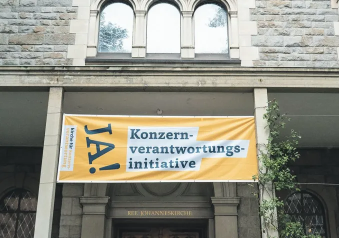 En 2020, des banderoles en faveur de l’initiative « pour des multinationales responsables » avaient été accrochées sur des temples et des églises. Les autorités ecclésiales devraient appeler cette fois à davantage de modération. © Vera Rüttimann