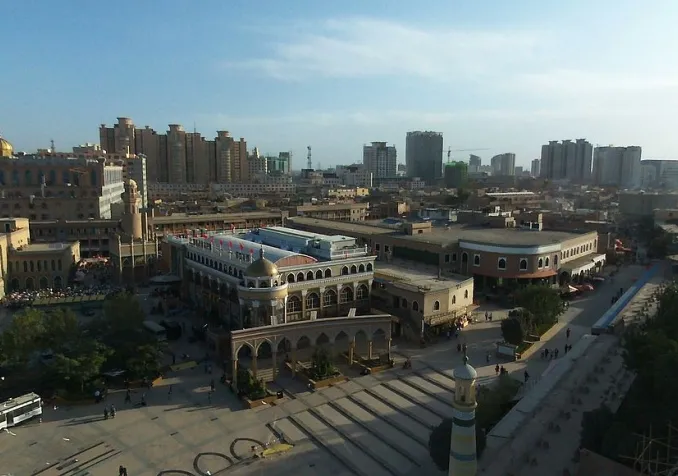 Mosquée Id Kah à Kashgar, ville de la région autonome ouïghoure du Xinjiang ©Wikimedia Commons/w0zny/CC BY-SA-3.0