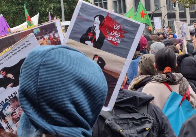Manifestation de solidarité à Berlin, 1 octobre 2022 ©Amir Sarabadani, CC BY-SA 4.0 Wikimedia Commons