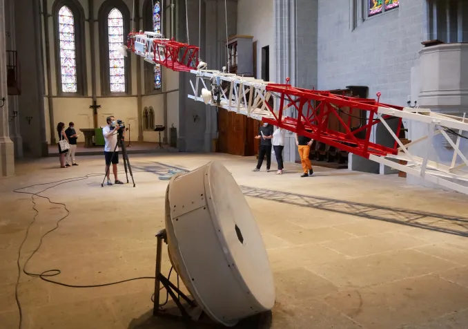 Une antenne relais dans la nef ©DR