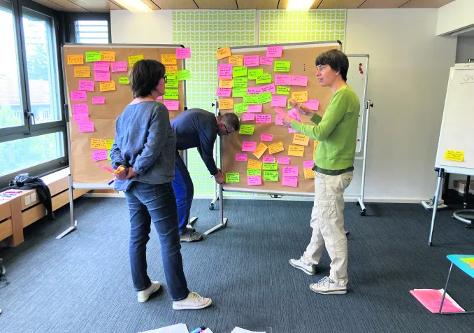 Berne. L’équipe du «bureau pour le changement» réalise une synthèse des entretiens menés auprès de 48 personnes à l’EPER et à PPP © DR