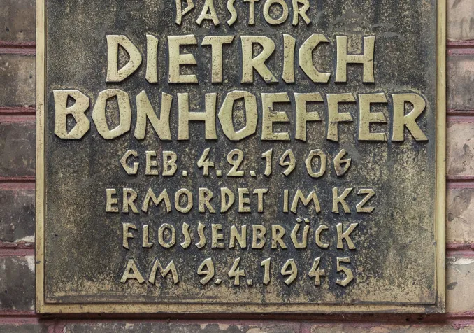 Plaque commémorative pour Dietrich Bonhoeffer ©WIkimedia Commons/Ansgar Koreng/CC0
