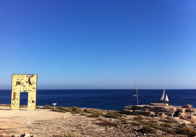 "La Porte de l'Europe" sur l'île de Lampedusa, monument érigé en mémoire des migrants qui ont payé de leurs vies. ©Wikimedia Commons / CC-BY-2.0 / Vito Manzari