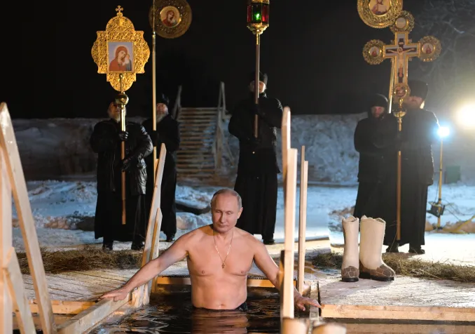 A la fête de l'Epiphanie, Poutine s'adonne à un rituel servant son image tant religieuse que d'homme fort. Keystone