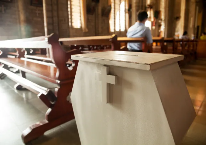 Privées de cultes 'physiques' et donc de collectes, les ressources des paroisses et des oeuvres qu'elles soutiennent diminuent. Istock/Punkbarby