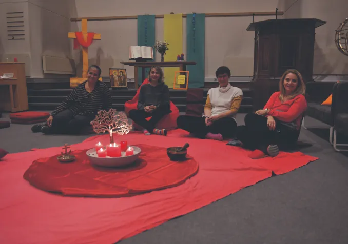 Les Tentes rouges, cercle de parole initié au LAB, à Genève, de manière pionnière © Alain Grosclaude