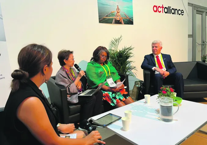 Débat sur le stand d’Act Alliance, à l’assemblée du COE, en septembre 2022. © Act Alliance