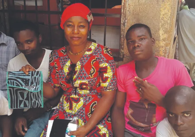 Florence Ngo Hongla en séance de travail avec des mineurs du centre de détention de Yaoundé. ©EMINED