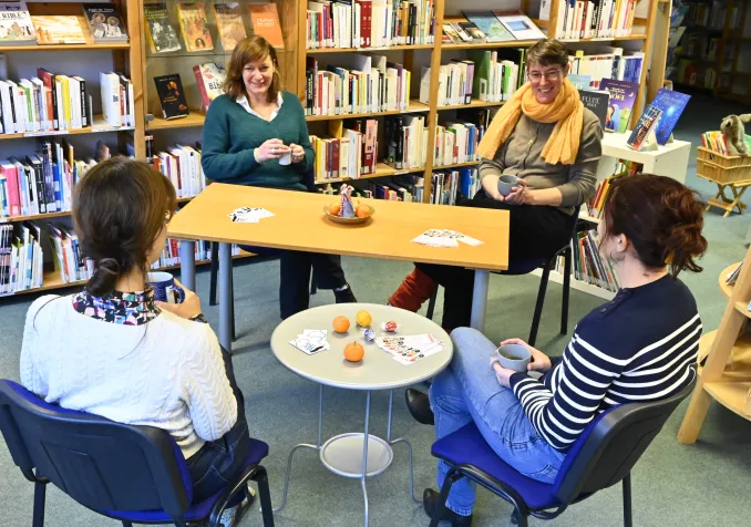 Amandine Mayer-Sommer (à gauche) et Sandrine Landeau (à droite) ont à cœur de répondre aux besoins que les participant·es expriment. © Alain Grosclaude