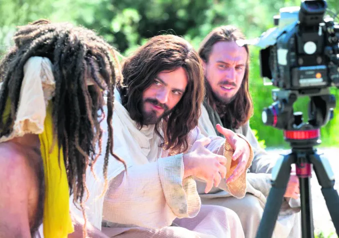 Dans la série, Vincent Veillon incarne J.C. en proie à l’incertitude. ©DR